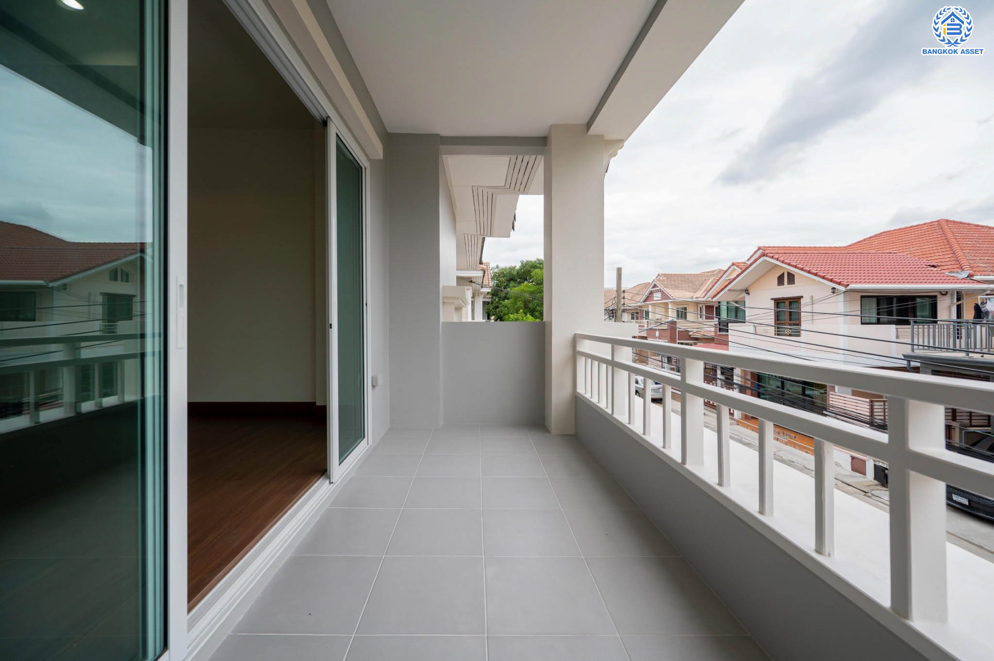 บ้านมือสองตกแต่งใหม่ โครงการ นาราวัลย์ บรมราชชนนี เนื้อที่ 71.8 ตร.ว. ฟังก์ชัน 3 ห้องนอน 4 ห้องน้ำ 1 ห้องแม่บ้าน จอดรถได้ 2 คัน บนพื้นที่ใช้สอยเกือบ 220.58 ตร.ม. พร้อมพื้นที่สีเขียวสนามหญ้ากว้างขวาง ตอบโจทย์ครอบครัวใหญ่ บนทำเลศักยภาพ เชื่อมต่อทั้งถนนกาญจนาภิเษก และทางคู่ขนานลอยฟ้าบรมราชชนนี ใกล้ ม.มหิดล, สถานีขนส่งสายใต้ใหม่ และเซ็นทรัลปิ่นเกล้า